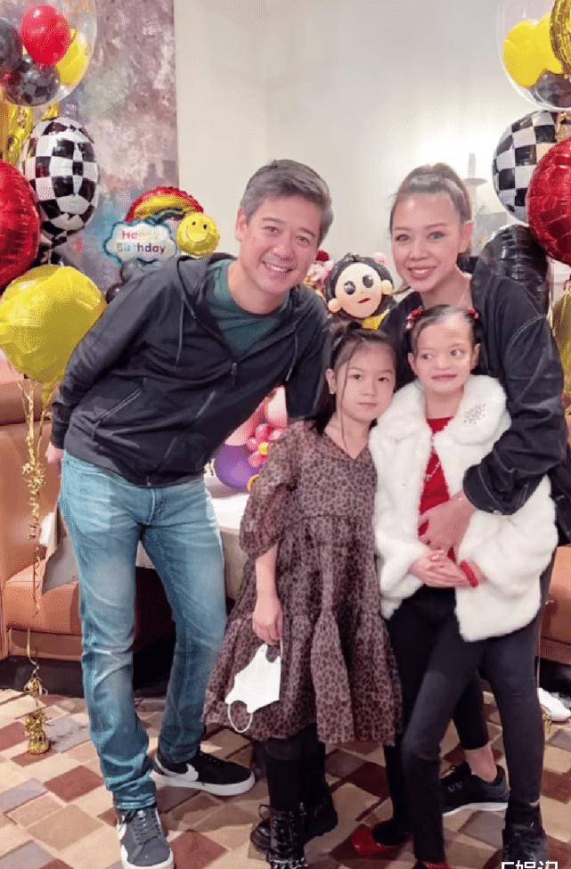 钟丽淇一家四口逛街提前感受圣诞气氛 早前为患病大女儿庆生_老公_带