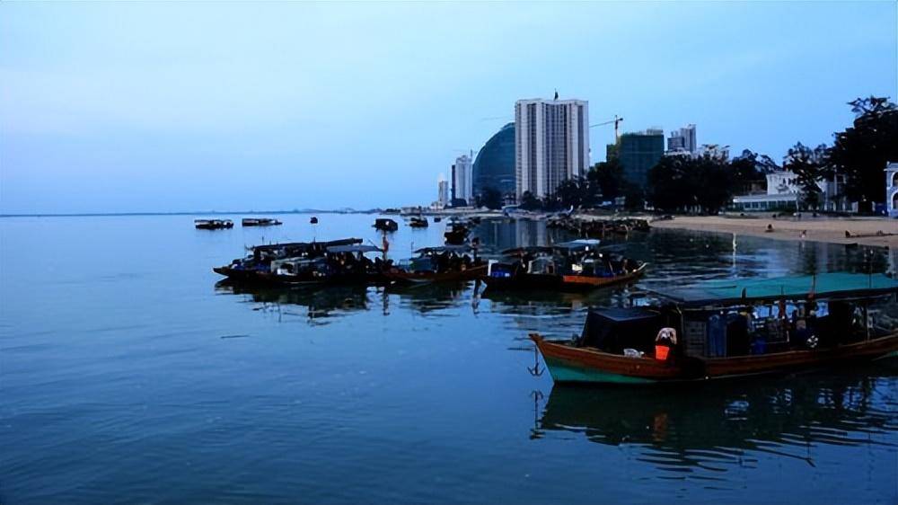 同时,北海还拥有着众多的历史古迹和人文景观,如冠头岭天池,星岛湖,洲