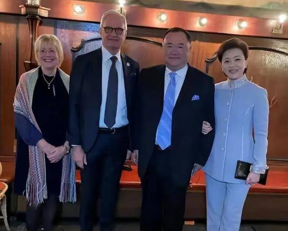 总结:吴征的家世以及自己的能力,让自己在每个涉及的行业里都能混得风