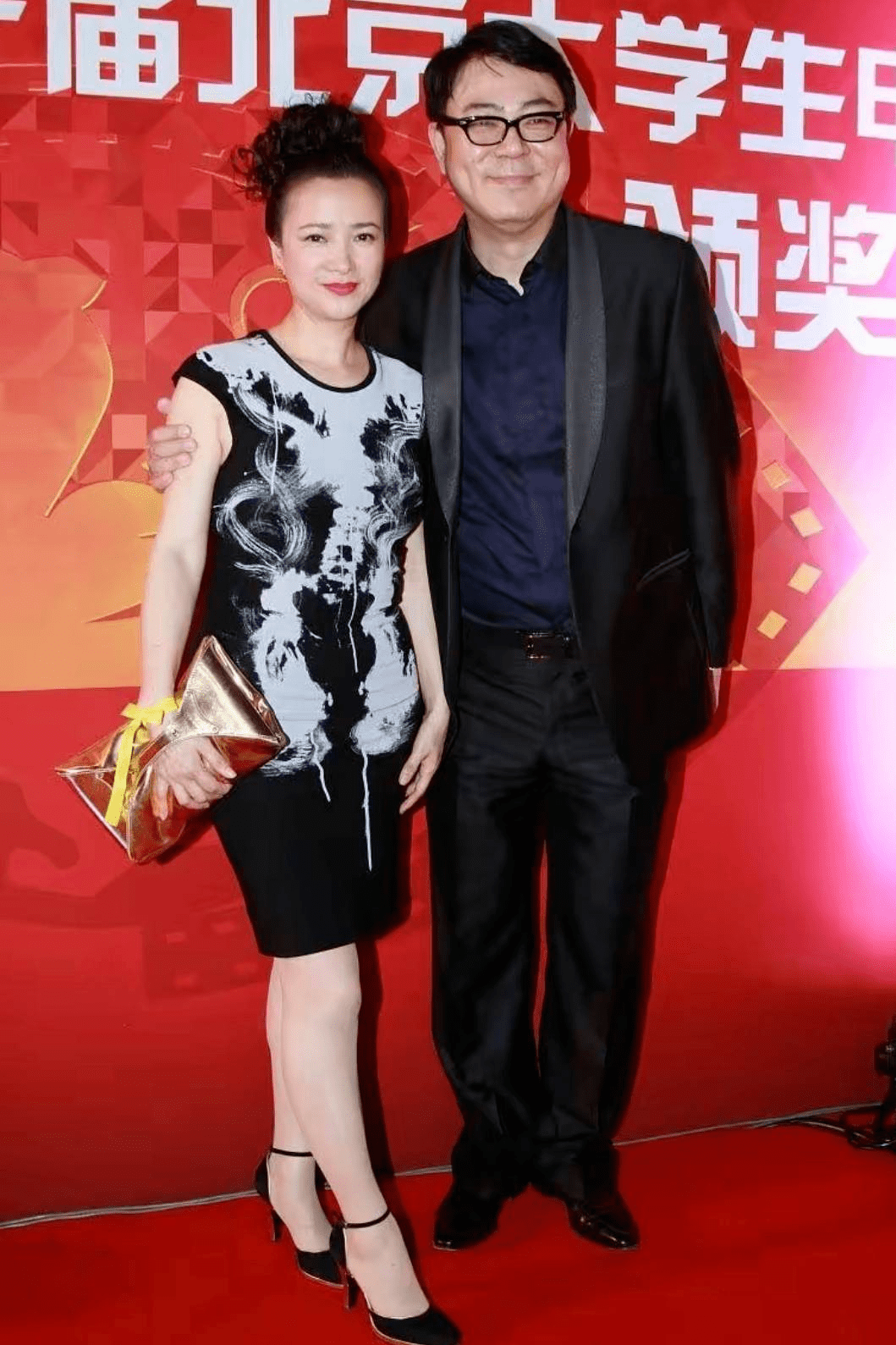看何晴刘莉莉同框,自然老比扮嫩迷人,一个美艳贵妇一个优雅奶奶_显得