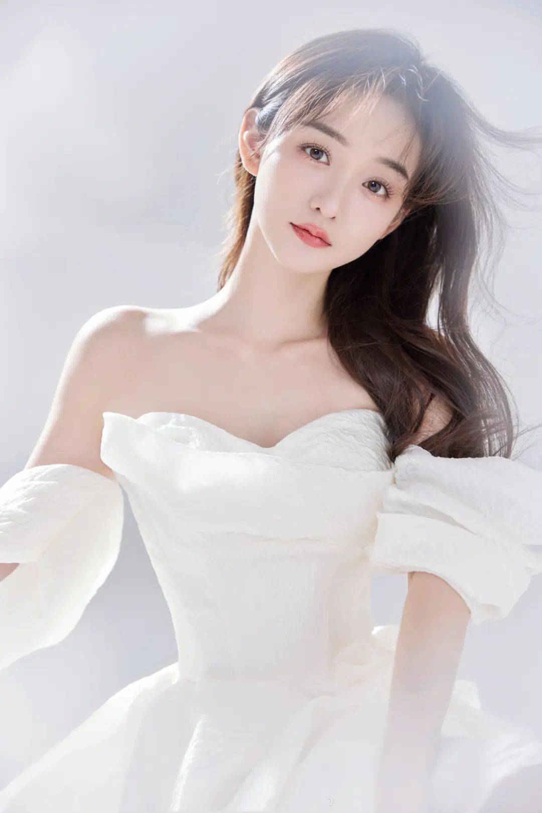 何泓姗纯净私服美照,一袭白色长裙曼妙轻盈,尽显唯美浪漫格调_姐姐