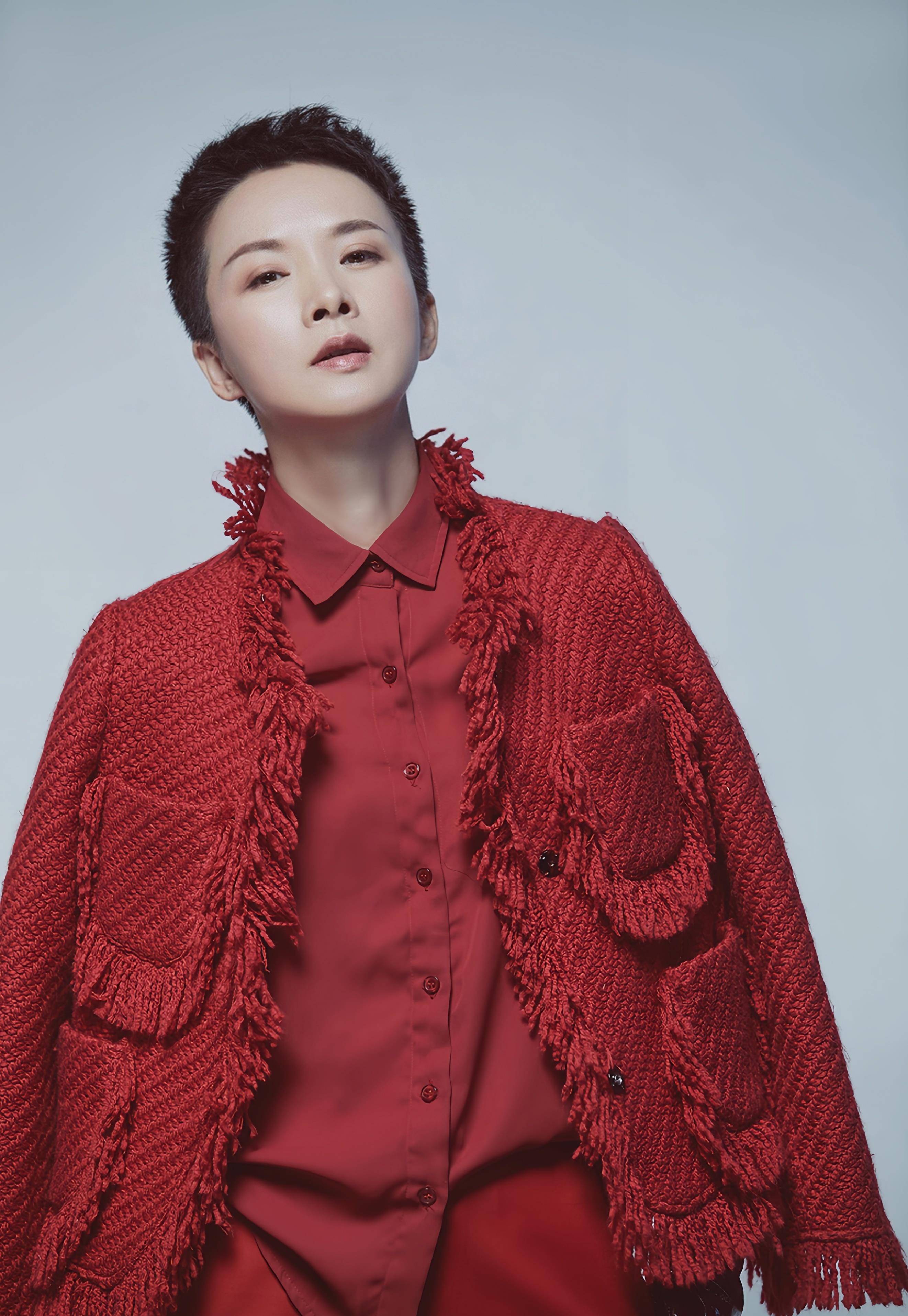 感情方面,谢澜2000年结婚,取名石小红,也是娱乐圈低调的演员.