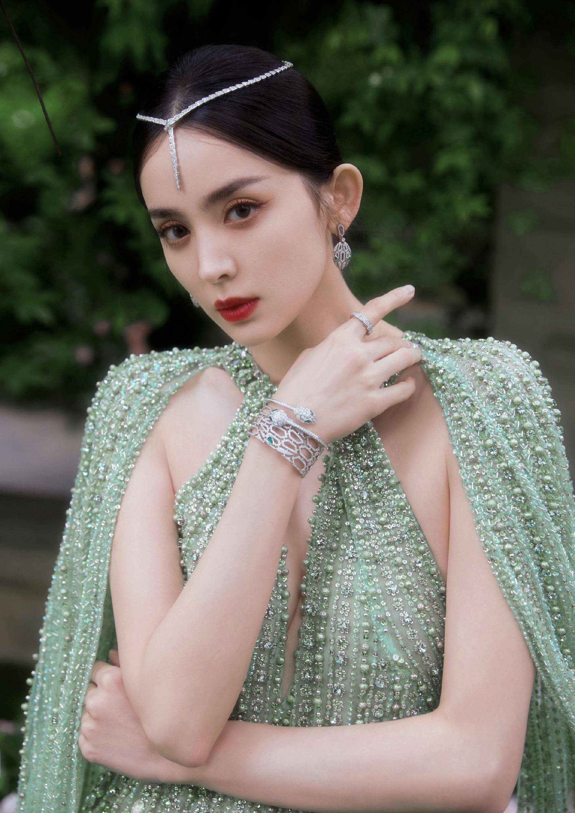 本期名人写真特地为大家带来了这组由古力娜扎拍摄的春日美照.