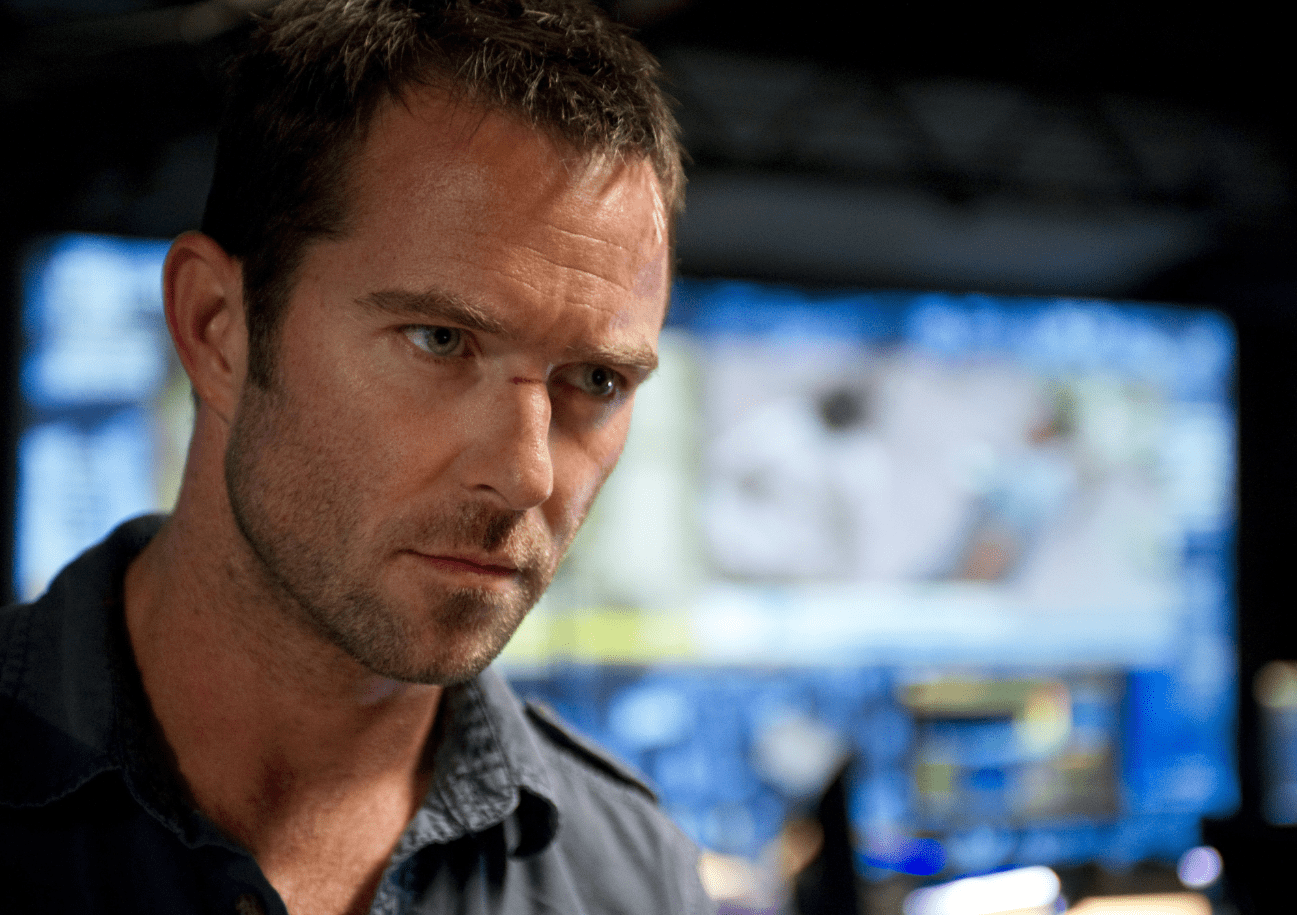 《反击》是一部超长反恐动作英剧,2010年上映,一共八季76集,反击