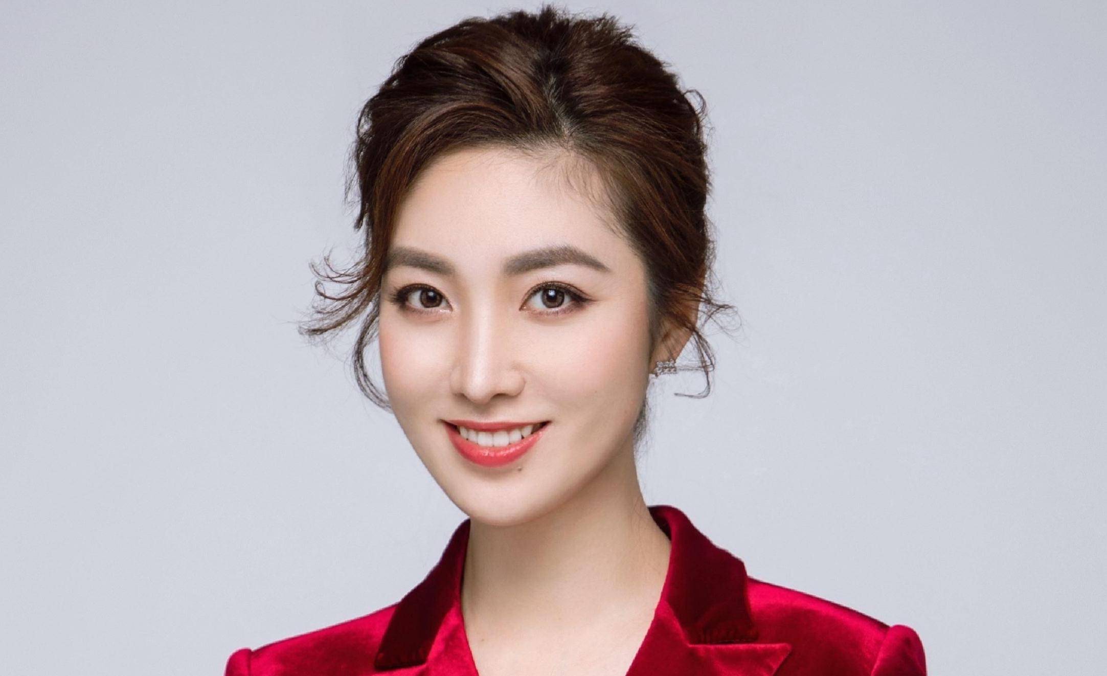 何卿美丽端庄又大气,能做到新闻主播,实力不凡_生活_上海申花队_东方