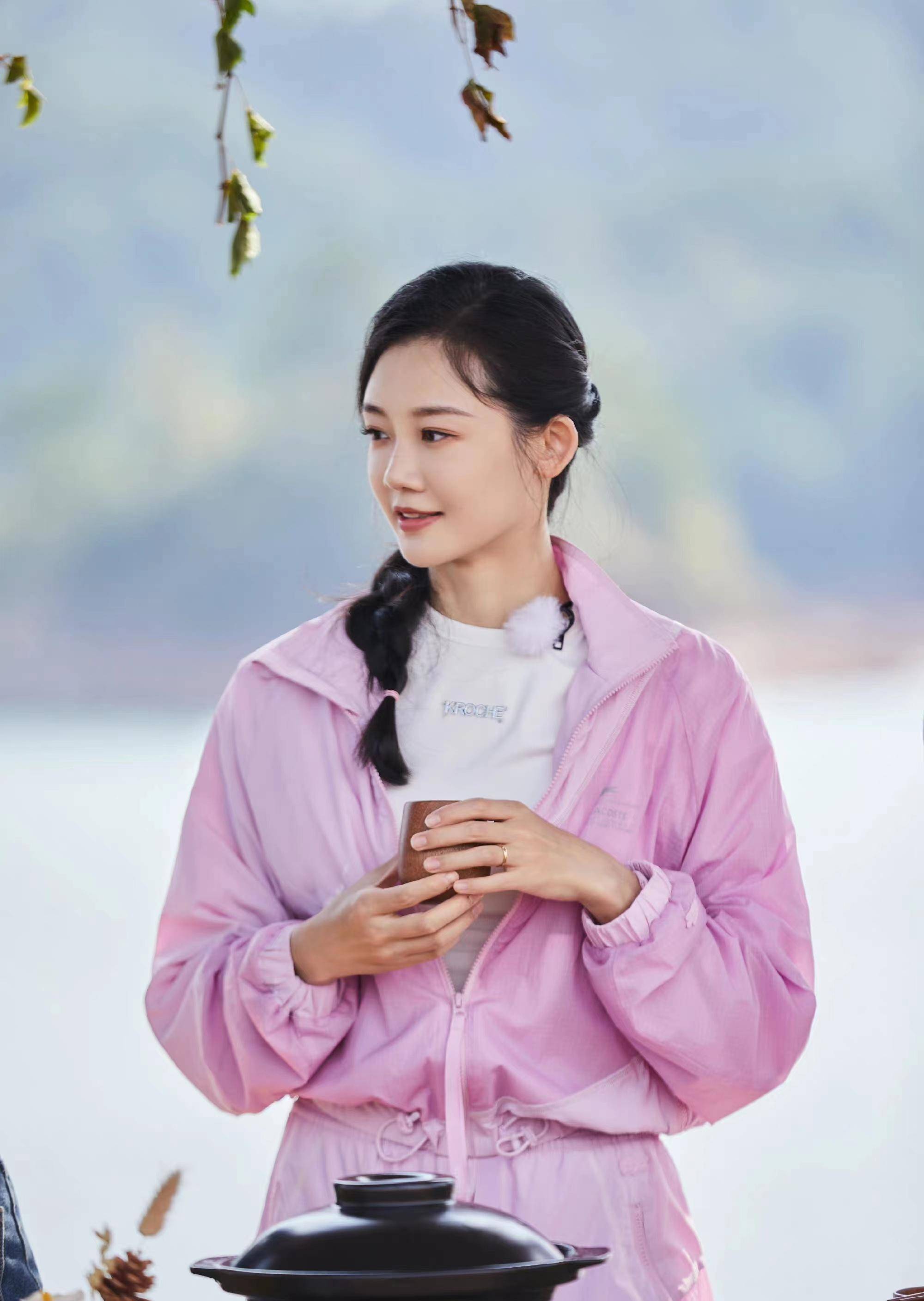 34岁苗苗录节目,穿粉色运动套装,清新减龄少女感十足!_身材_颜色_长相