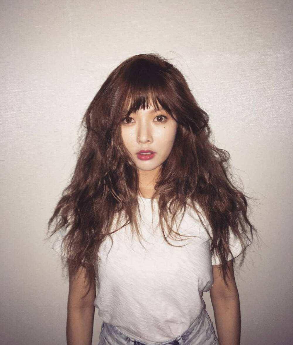 其实翻看泫雅过往的表演和资料就会发现,她就是以性感女歌手的形象