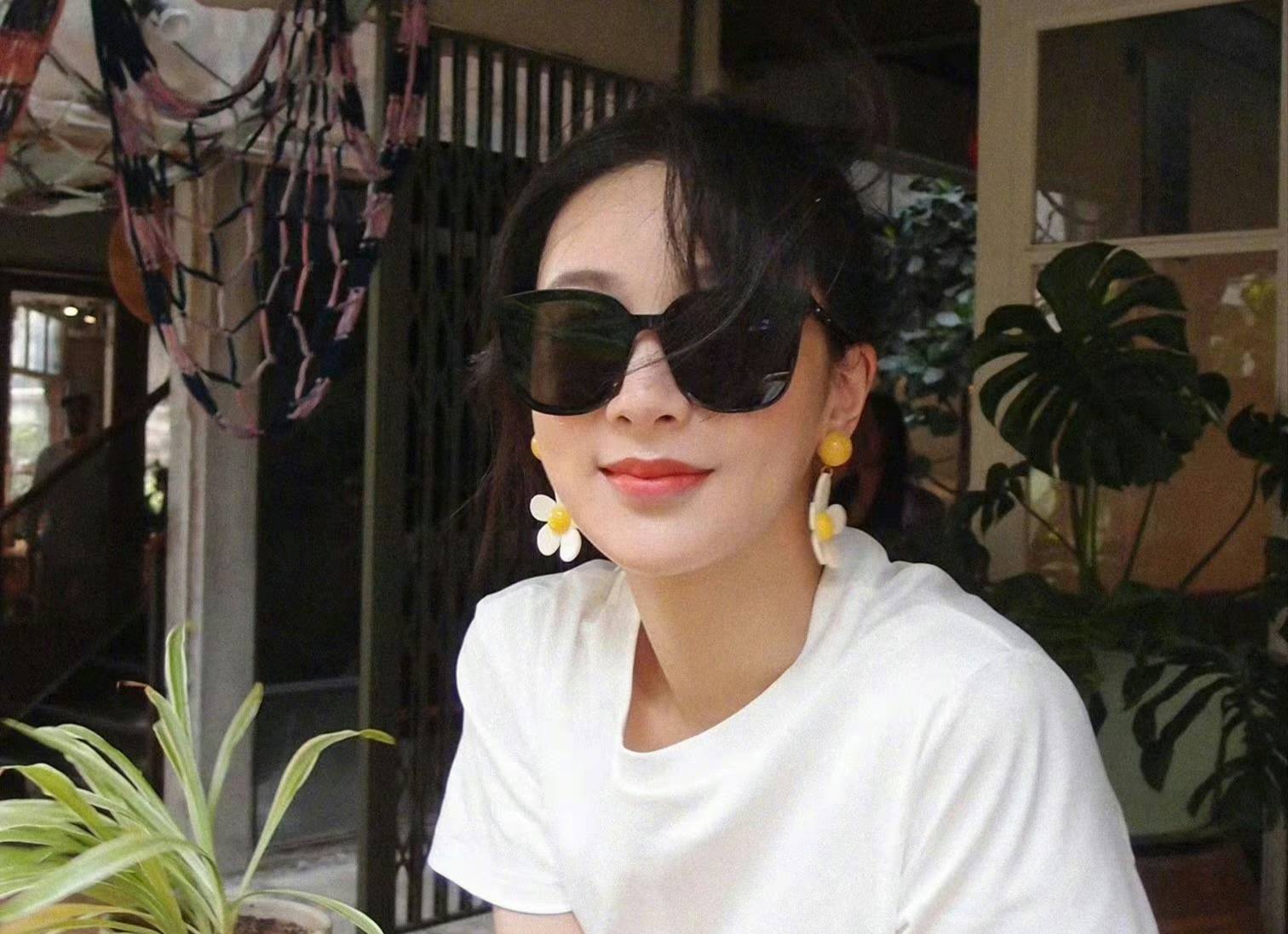 杨紫泰国街拍:清新白t 墨镜,小太阳般的温暖气息_侵权_网络_图片