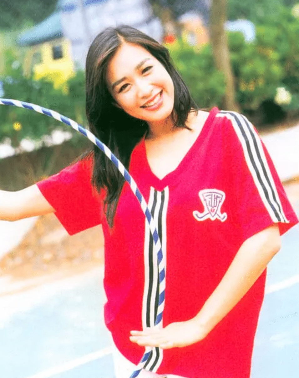 1993年,正在念书的钟丽缇看到了国际华裔小姐选美比赛的消息,于是内心