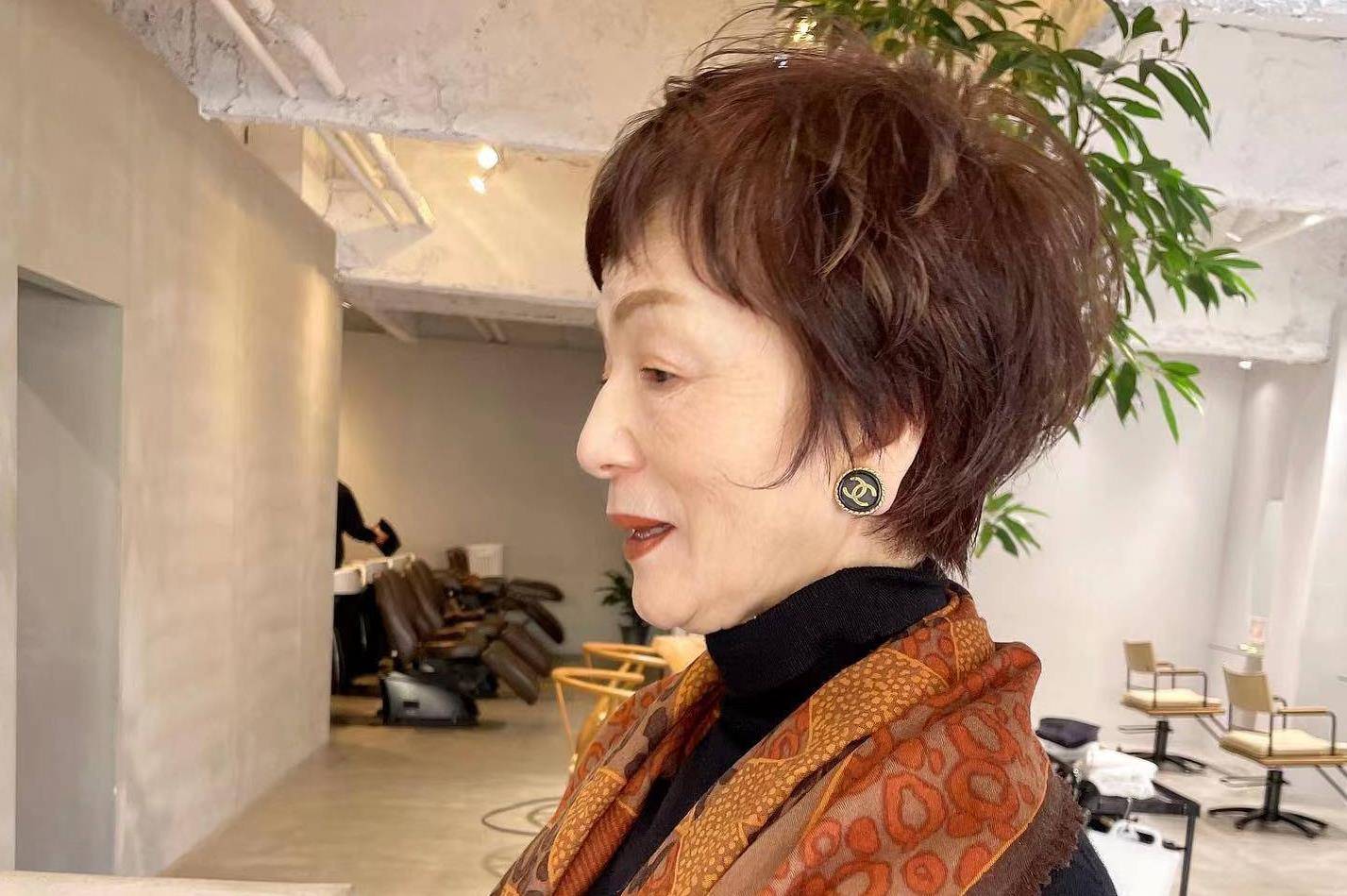 女人过了60岁后别乱烫发!