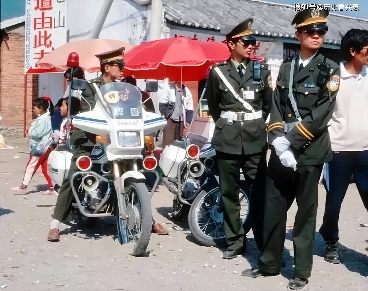 警察服装历史图片