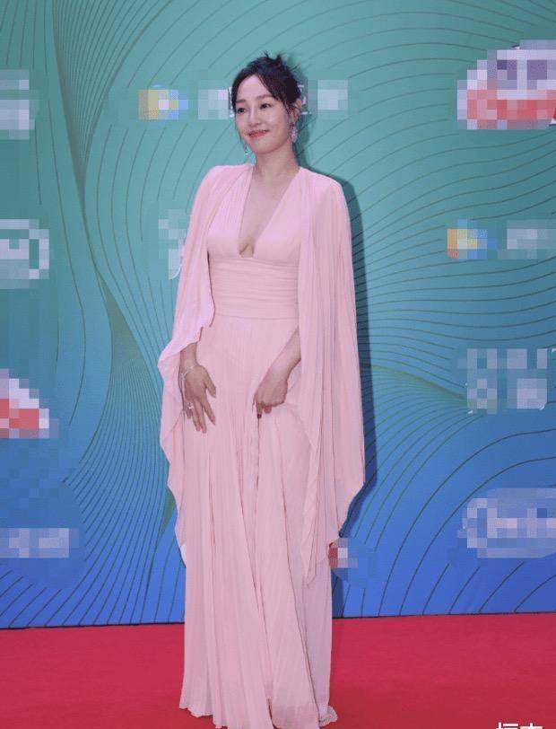 白百何越来越壮实,穿深v披肩裙"膀大腰圆",38岁的身材太真实_浅粉色