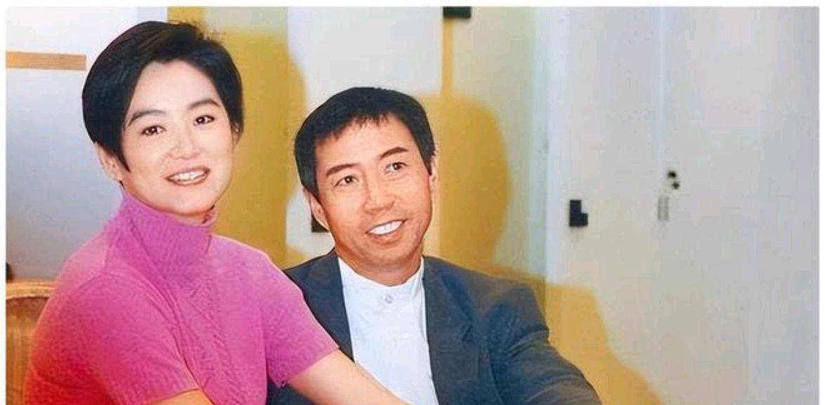 李青霞自从嫁给了老公邢李10,就逐渐淡出了荧屏,专心做起了豪门阔太