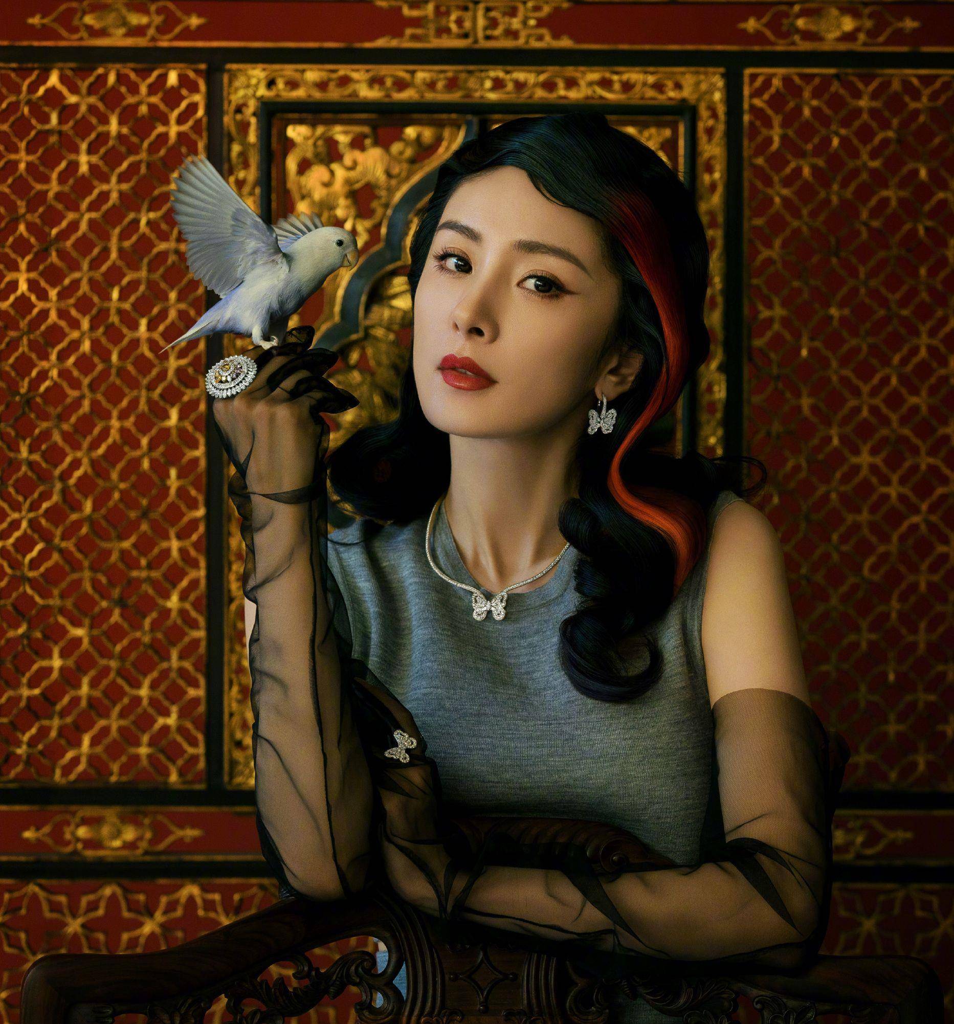 36岁杨幂越来越有魅力,拍时尚写真尽显复古味道,一颦一笑很撩人_黑色