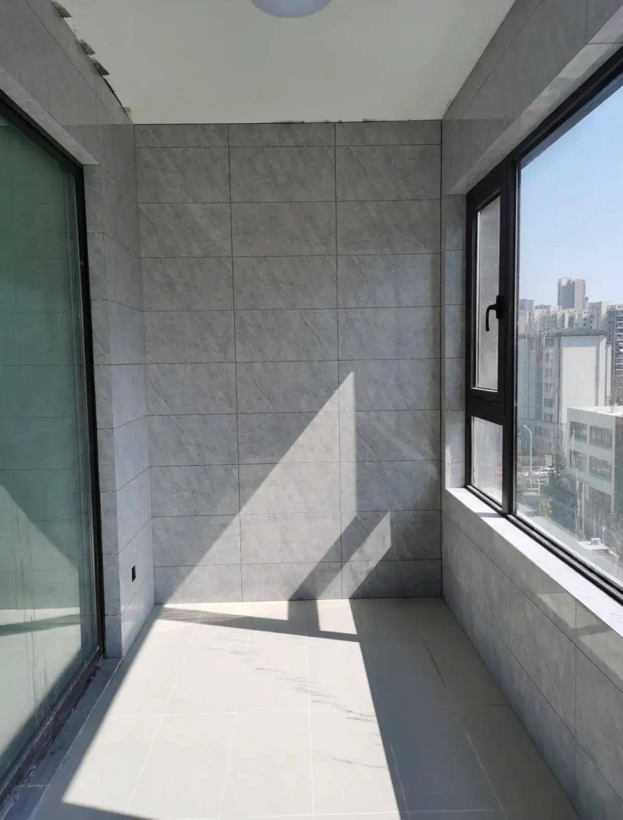 我彻底明白了阳台墙面贴瓷砖和刷乳胶漆的区别_装修_优缺点_材料