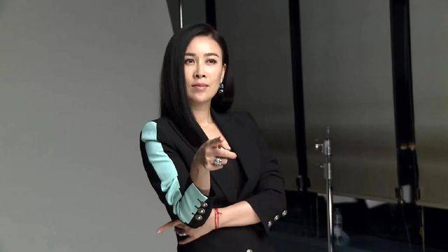 那英都这个岁数了,感觉还挺敢穿的,领子这么大,感觉都在灌封_时尚