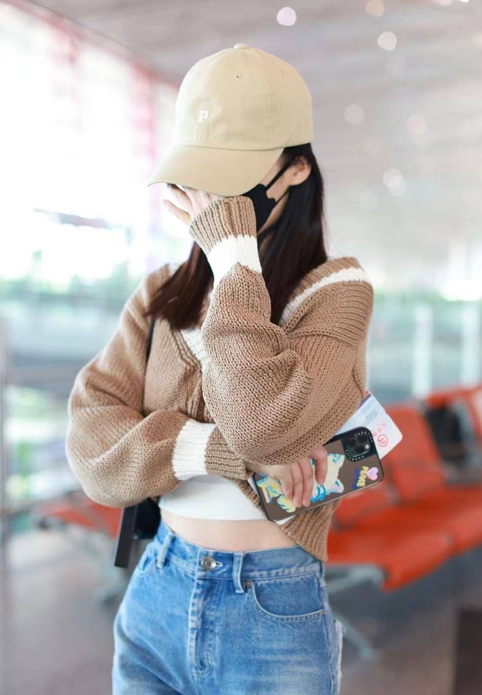 李沁现身机场,露脐针织衫搭牛仔直筒裤,显瘦显高又时髦!