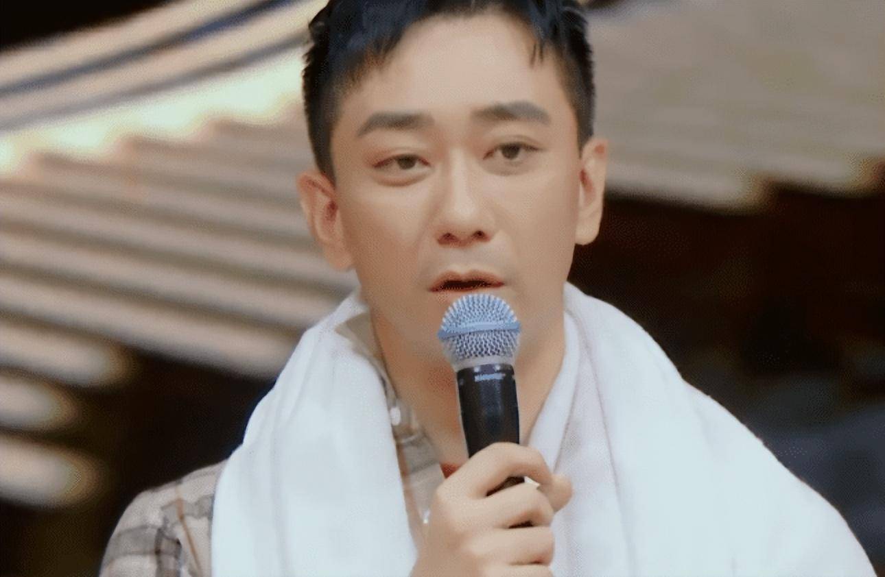 "过气艺人"形容王自健再合适不过,而他在节目中其实也是一个"怼王"