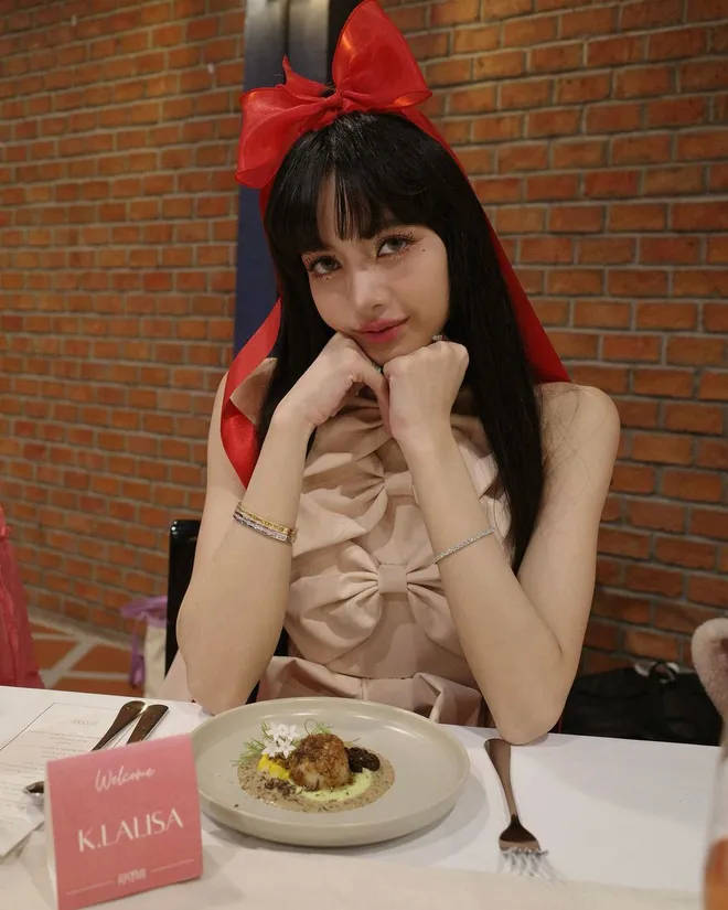 lisared velvet 的yeri 也庆祝了她的生日,但聚会更简单.