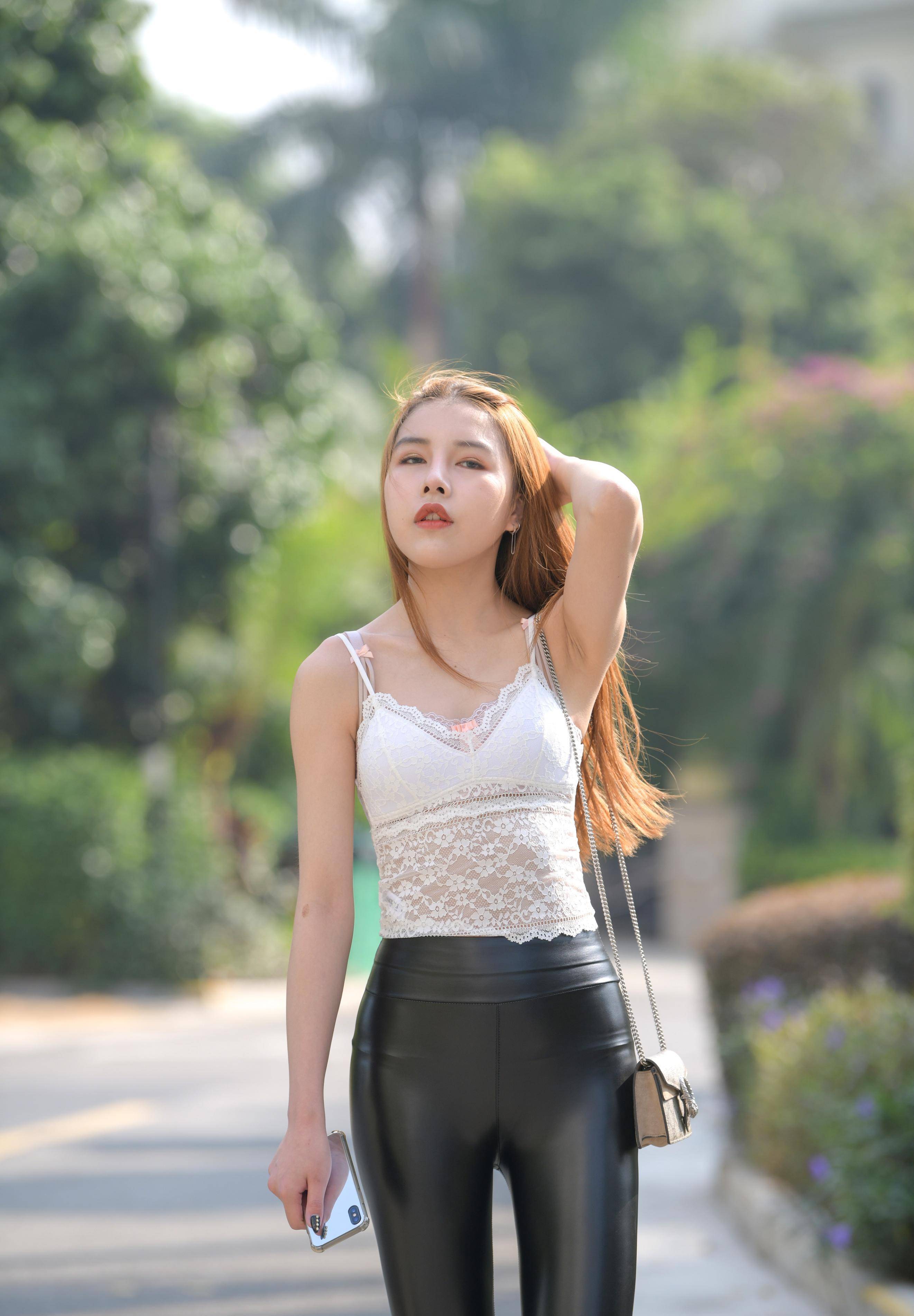 黑色紧身皮裤,黑色高跟鞋,身材苗条穿出精致的效果_美女_曲线_服装