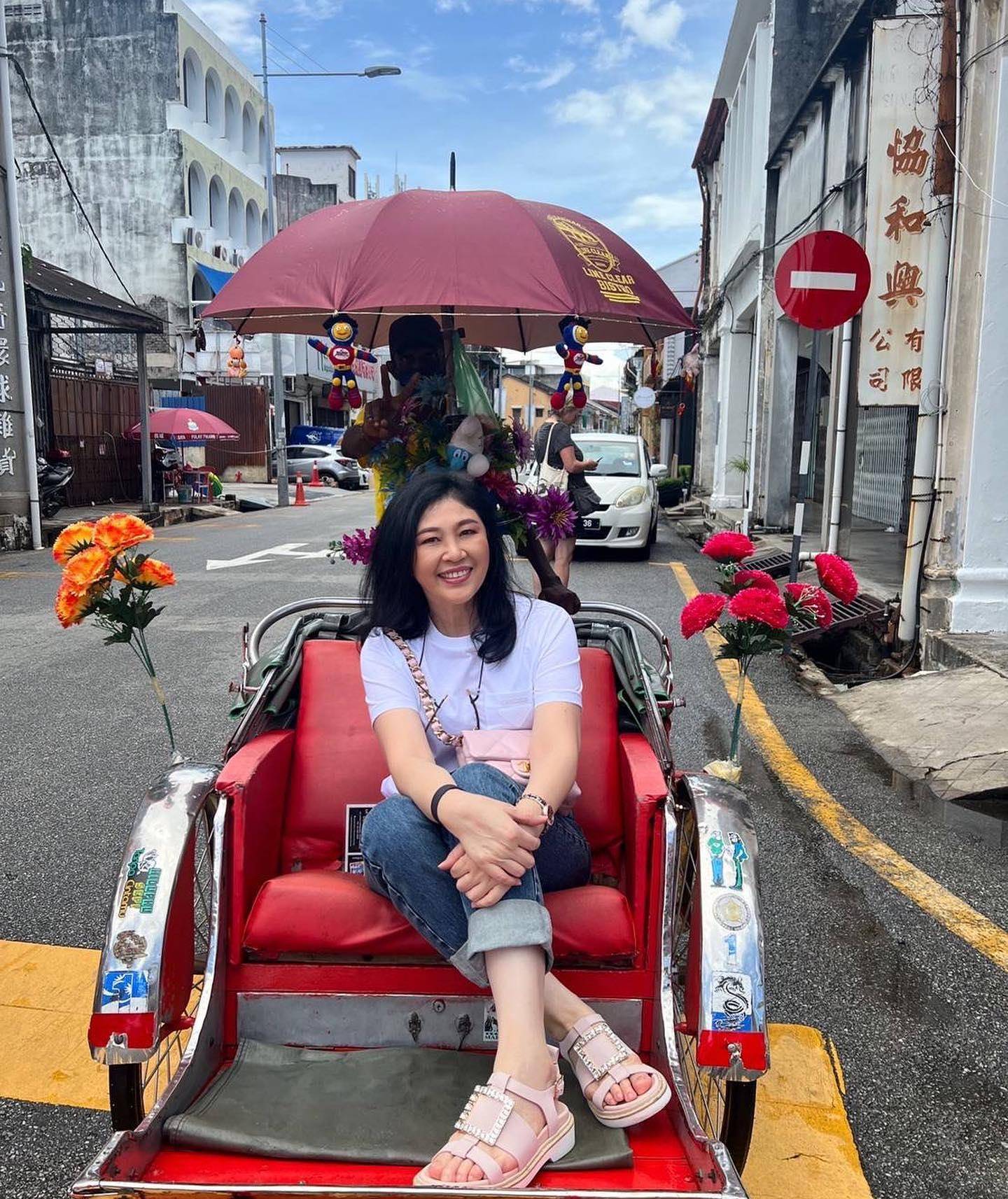 55岁英拉用中文拜年送祝福!一身红衣亮相还是这么嫩,依然好漂亮