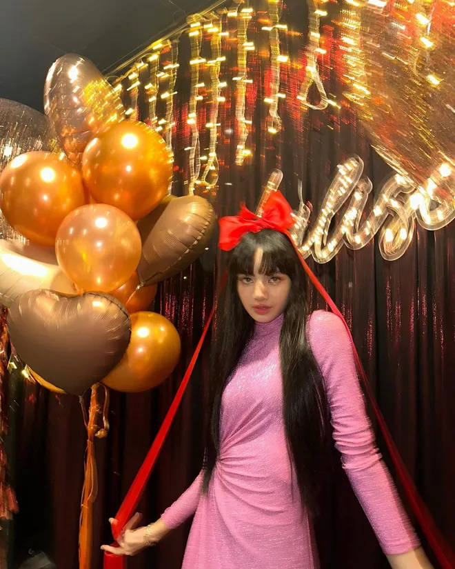 戴了一个可爱的红色大蝴蝶结lisared velvet 的yeri 也庆祝了她的生日