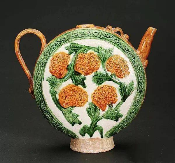 辽《三彩模印双鱼花卉纹砚》唐《三彩盖罐》故宫博物院藏常见器形有方