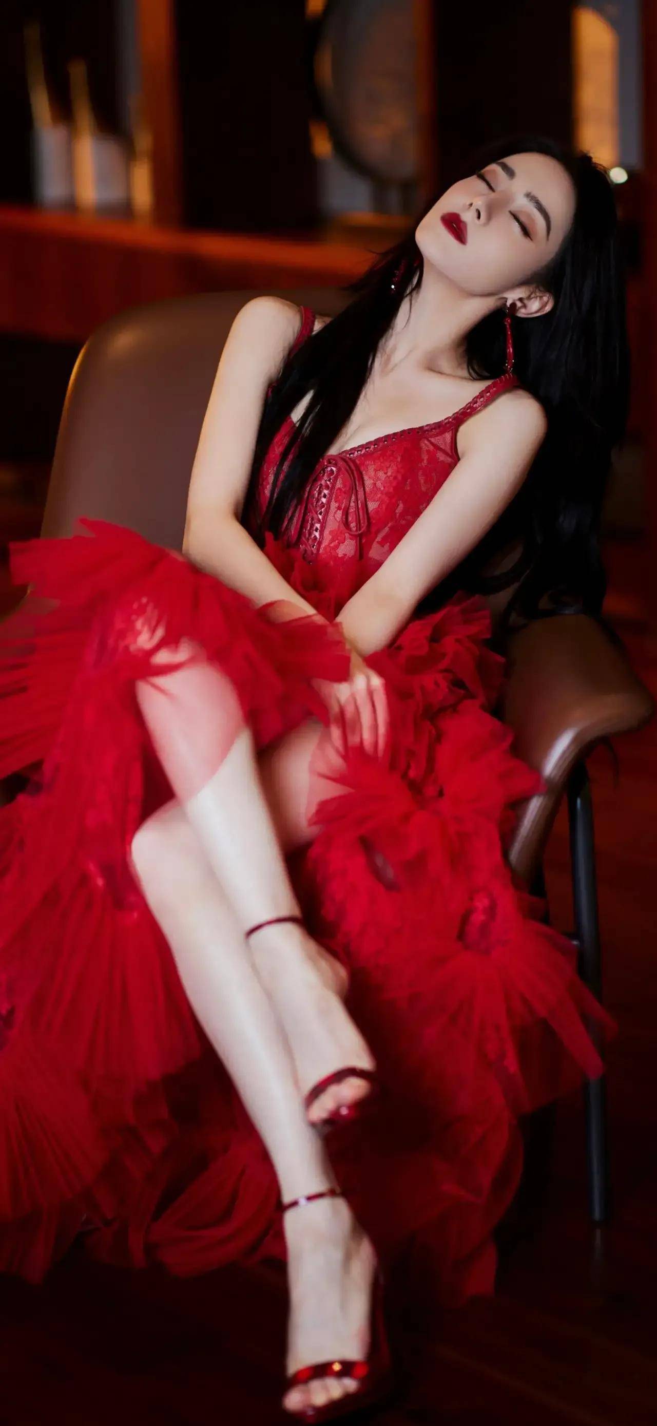 30岁迪丽热巴穿羽毛v领裙大秀身材,没想到身材这么有料_五官_漂亮