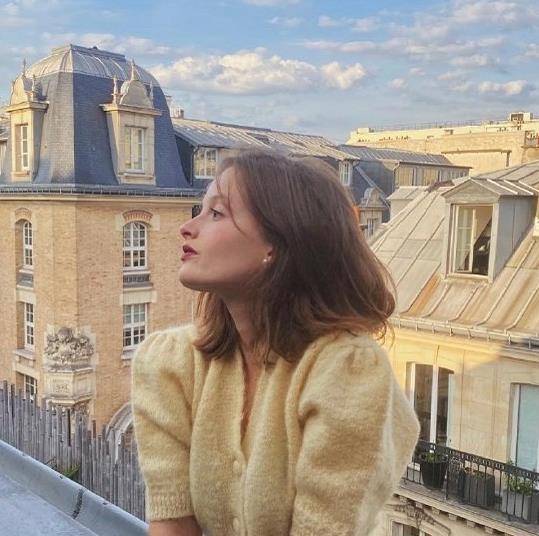春季这样选择衣服,让你拥有法式女人感,慵懒中透露着温柔