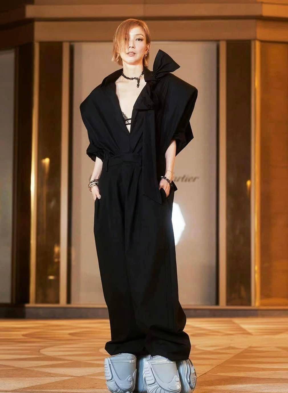 她和好友郑秀文一起参加了一场时尚活动.他们很少见面.