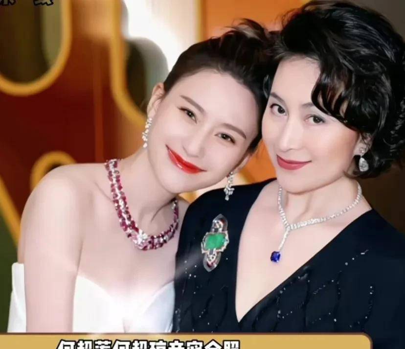 何超莲何超琼亲密合照,姐妹两人共同出席晚宴,年龄相差20岁!