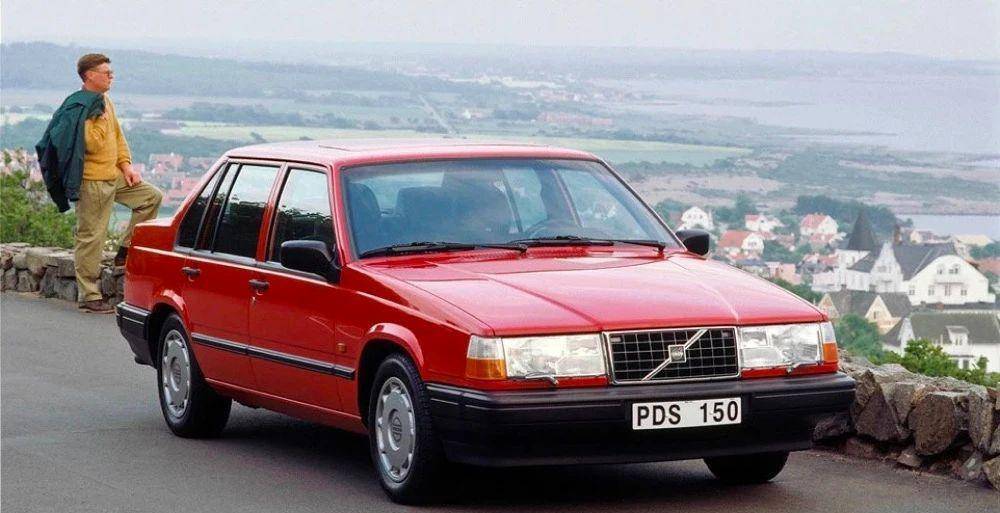 沃尔沃940全系标配三点式惯性卷筒型安全带,后座中间可调节的头枕,都