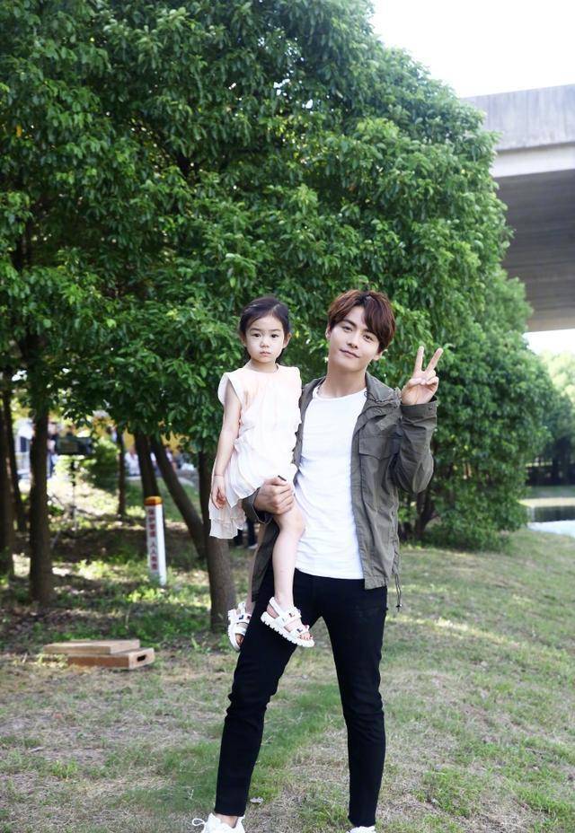 马天宇真是抱娃狂魔,见一个抱一个啊,那么喜欢孩子,话说什么时候结婚