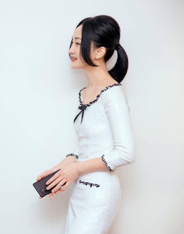 周迅久违露面瘦成纸片人,这么紧身的裙子都撑不满,46岁依旧少女_进行