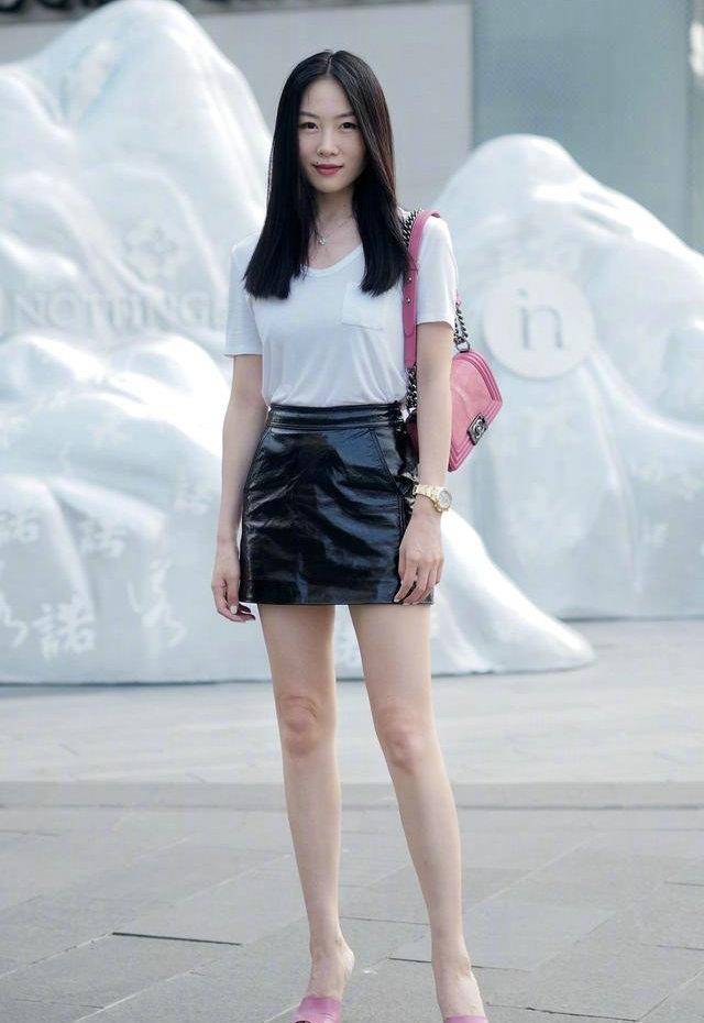 街拍:春天用皮裙搭配高跟鞋,柔软而且保暖又有型