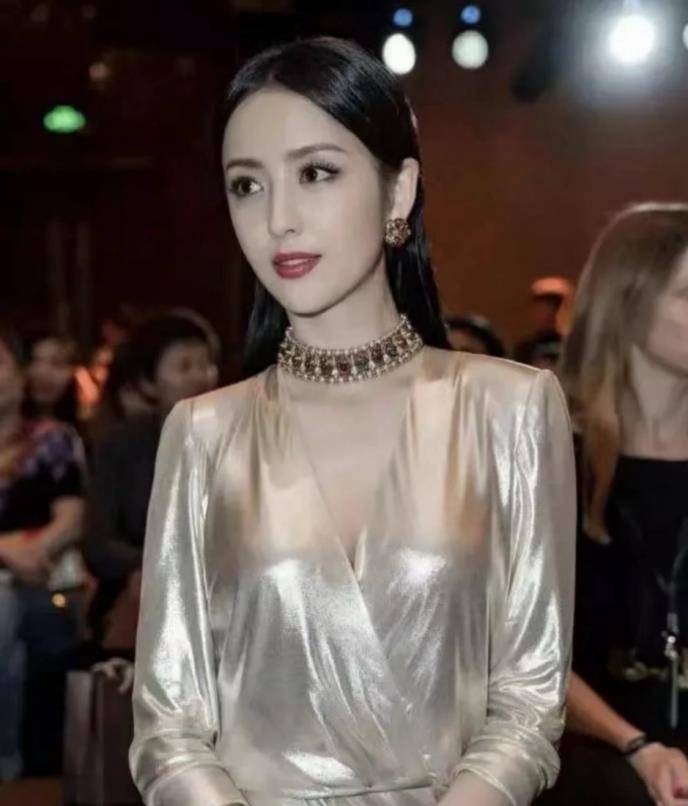 佟丽娅离婚后更圆润,真空只穿无痕裙,真怕兜不住_裙子_身材_大气