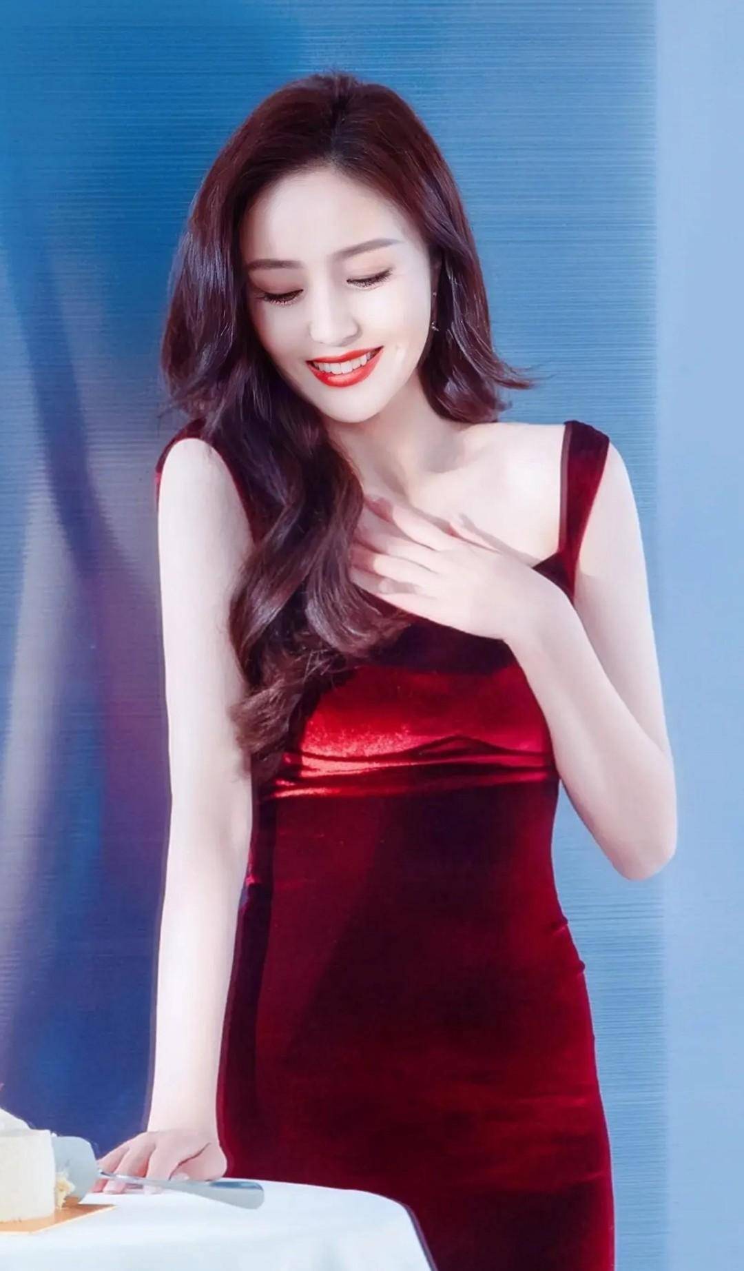 气质美女佟丽娅时尚写真:优雅高贵,艳丽动人