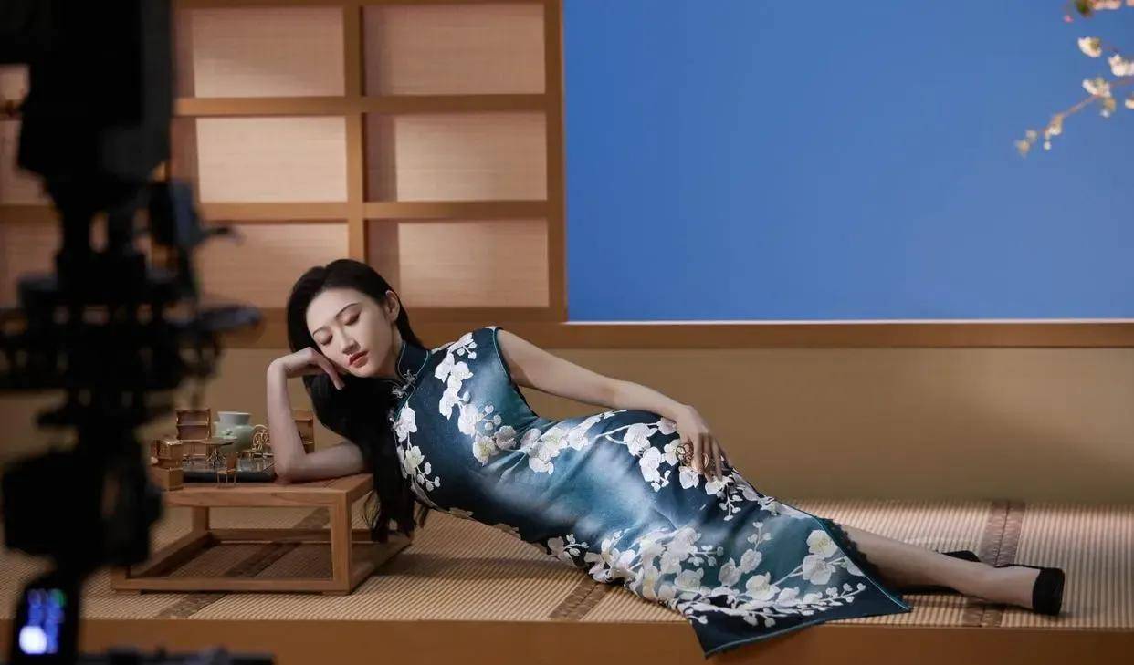 仗着有"牛奶肌"的景甜穿蓝色裙子,本以为会显老,没想到时尚迷人,气质