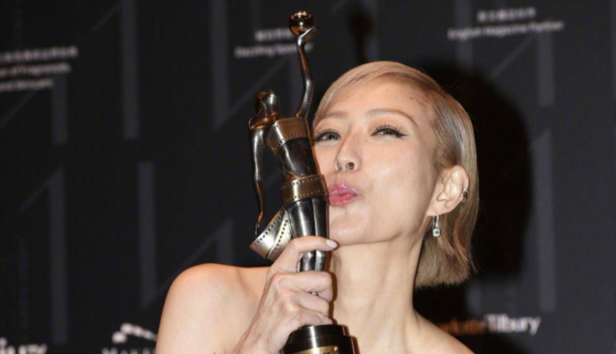 郑秀文连续8年获得香港金像奖最佳女主角奖,台上的发言并没有感谢安子