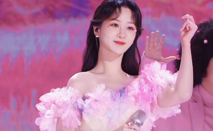 在去年湖南卫视跨年演唱会上,杨紫的生图被吐槽了个遍,脸肿得像发面