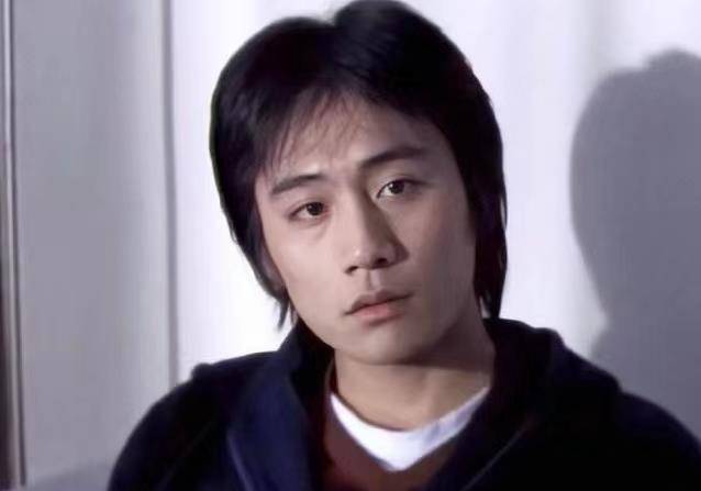 大学刚毕业后,刘烨凭借主演电影《蓝宇》获得了金马奖最佳男主,他的