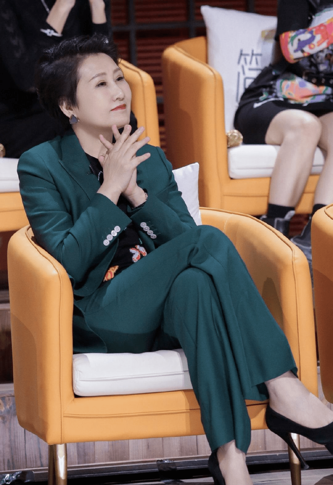 60岁张凯丽同框64岁肖雄,一个化妆后仍是奶奶,一个素颜清秀高雅_气质