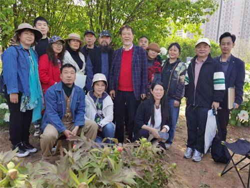 著名花鸟画家何水法老师,张伟革老师带领学生写生牡丹与创作_艺术