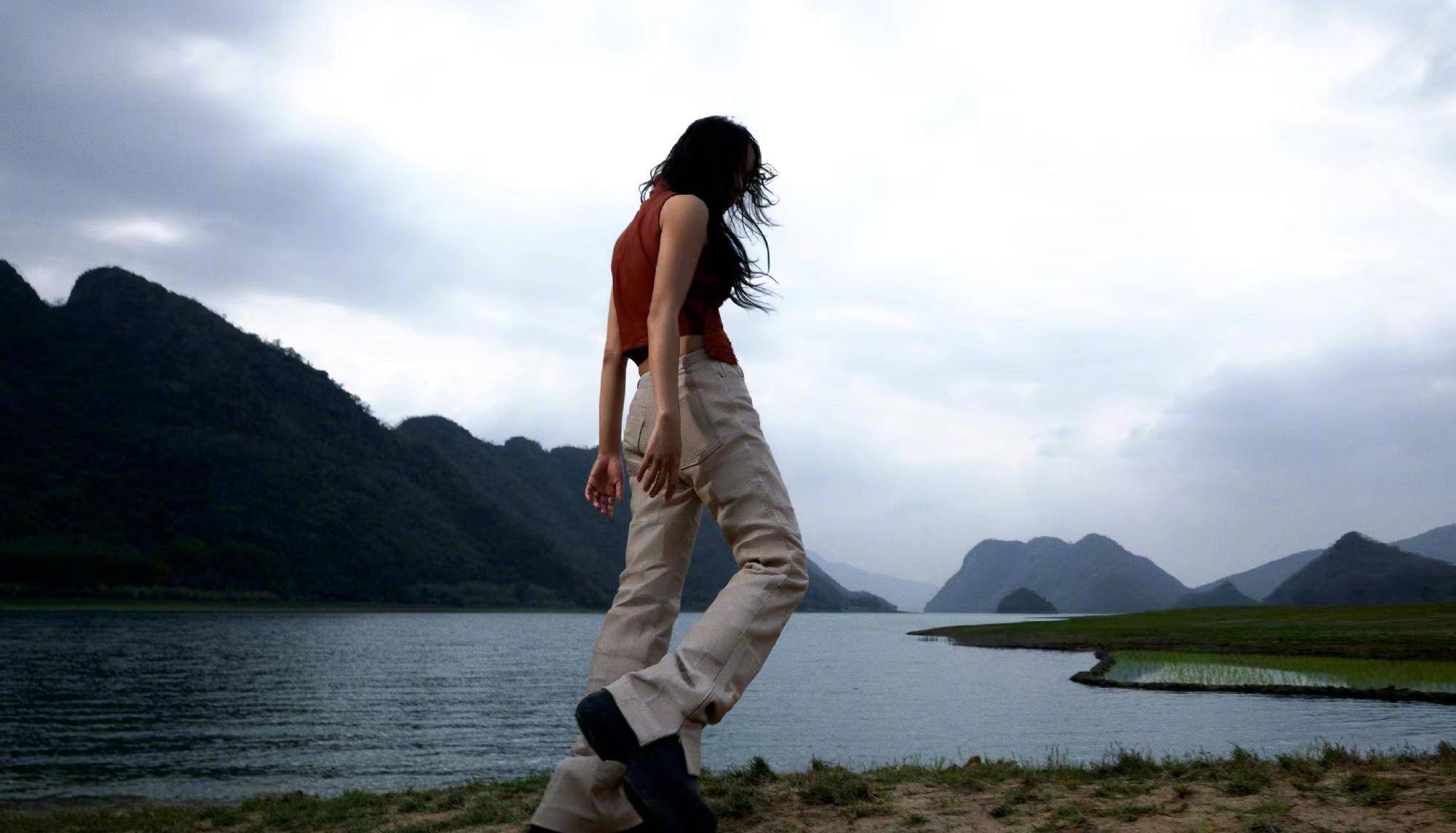 抹掉虾线纹身穿露脐背心,身材超辣_大片_气质_造型