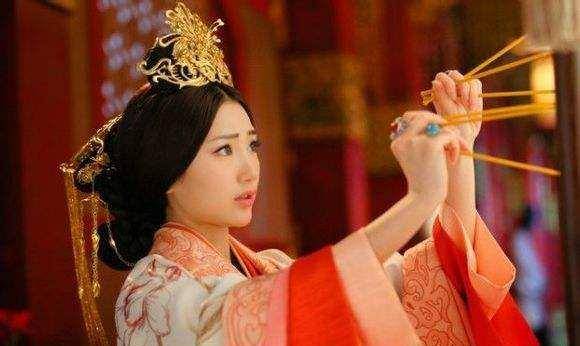 太后是皇后的外甥女,又是皇帝的叔祖母,太后的娘家
