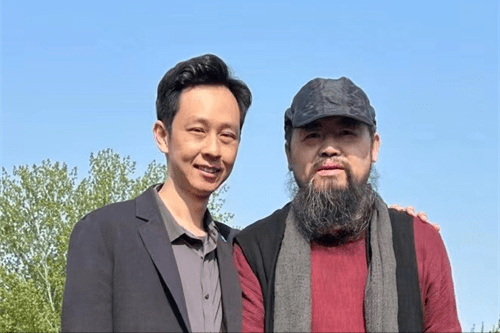 著名花鸟画家何水法老师,张伟革老师带领学生写生牡丹与创作_艺术