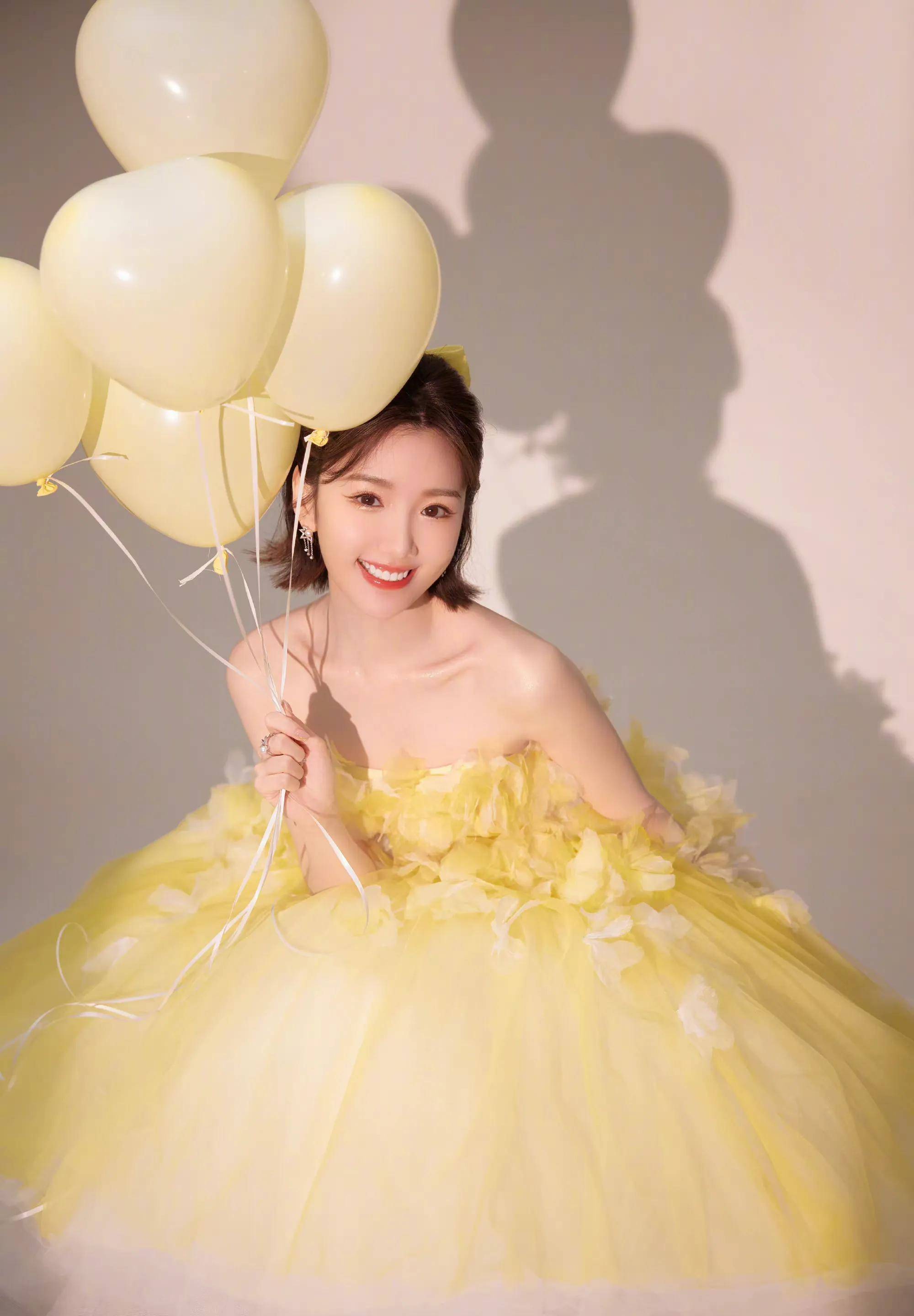 毛晓彤穿黄色花朵抹胸蓬蓬裙 明艳靓丽 俏皮可爱 露香肩雪肤甜美动人