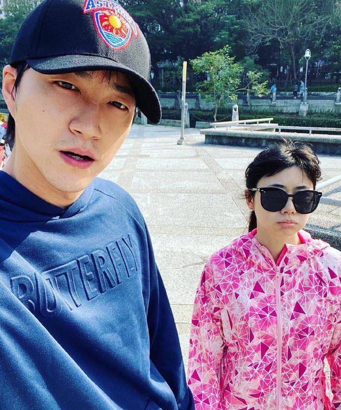 同为运动员,两人还互拍过照片,身材很好.在江宏杰看来,艾江