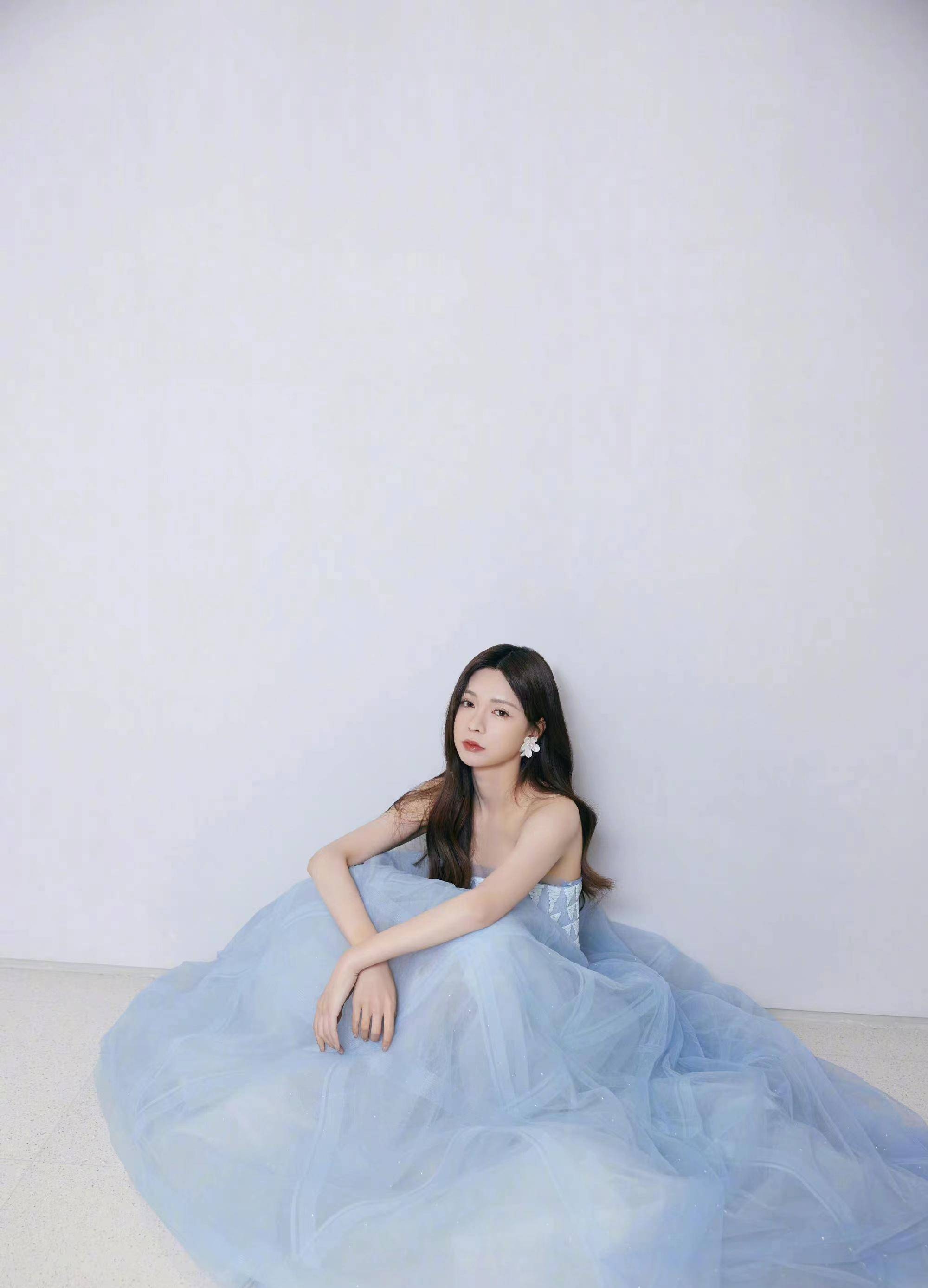 沈梦辰主持节目,穿一身雾蓝色薄纱抹胸长裙,甜美又仙气_气质_造型_好