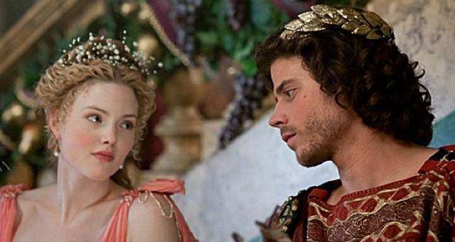 此时埃及艳后又被丢到一边了,安东尼沉醉在屋大维亚的温柔里,和屋大维